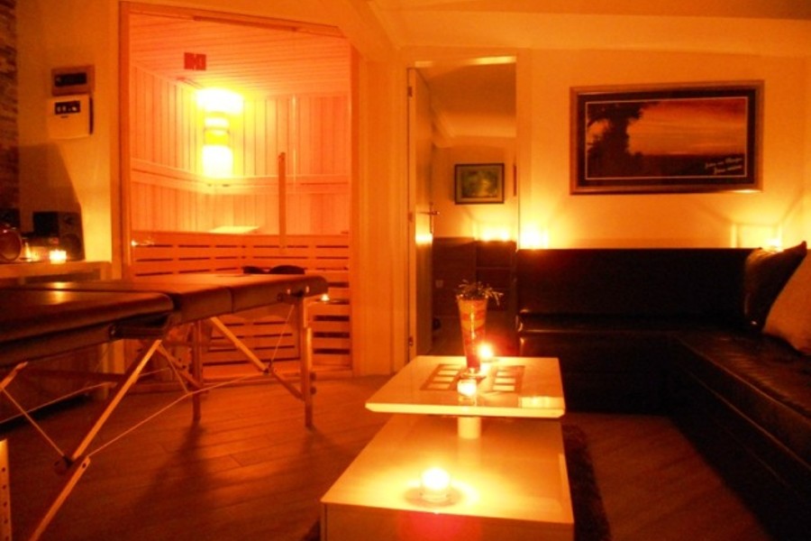Dnevna soba sa saunom i stolom za masažu - Nirvana Spa